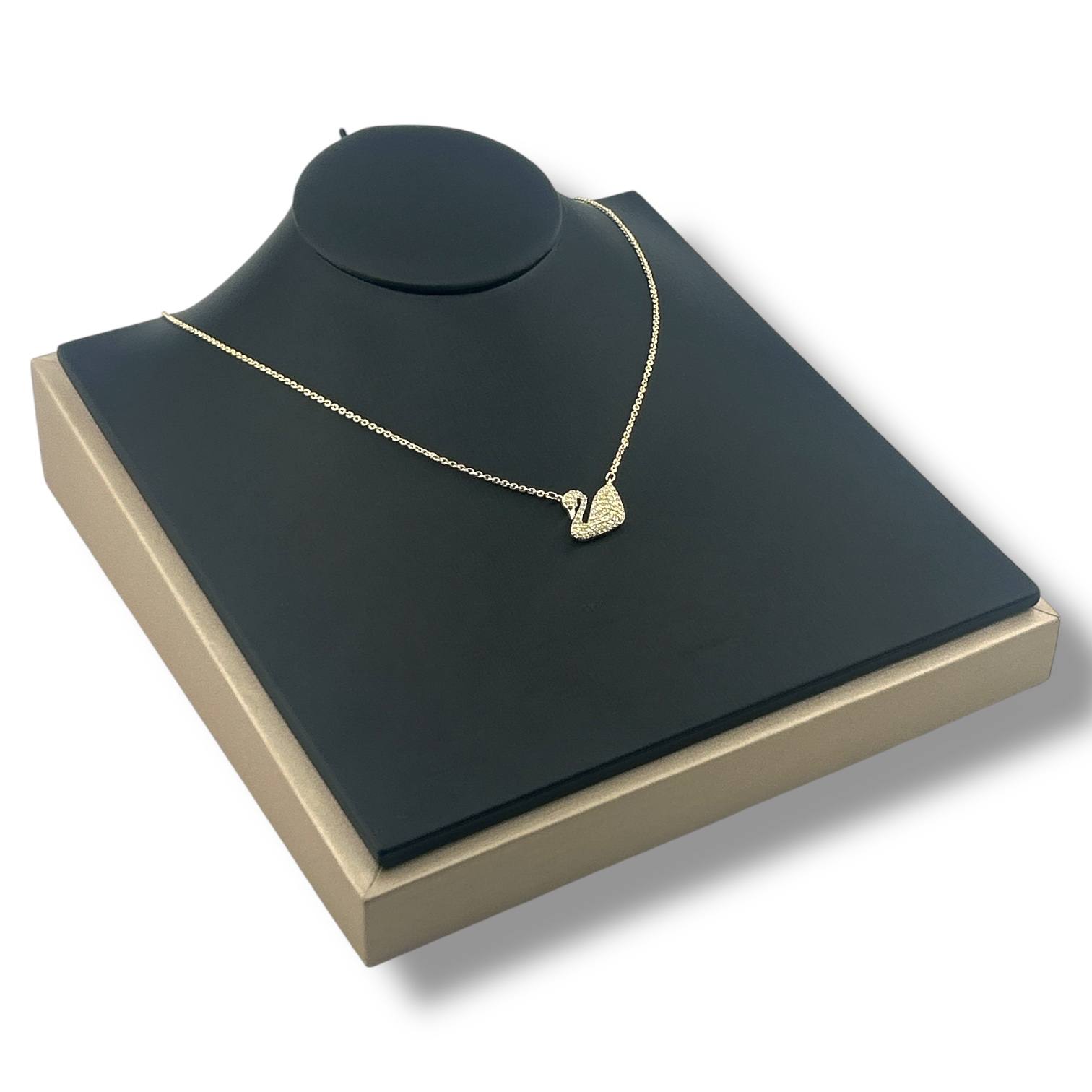 Swan Heart golden Pendant Necklace – 18K Gold-Plated Elegance 💛✨