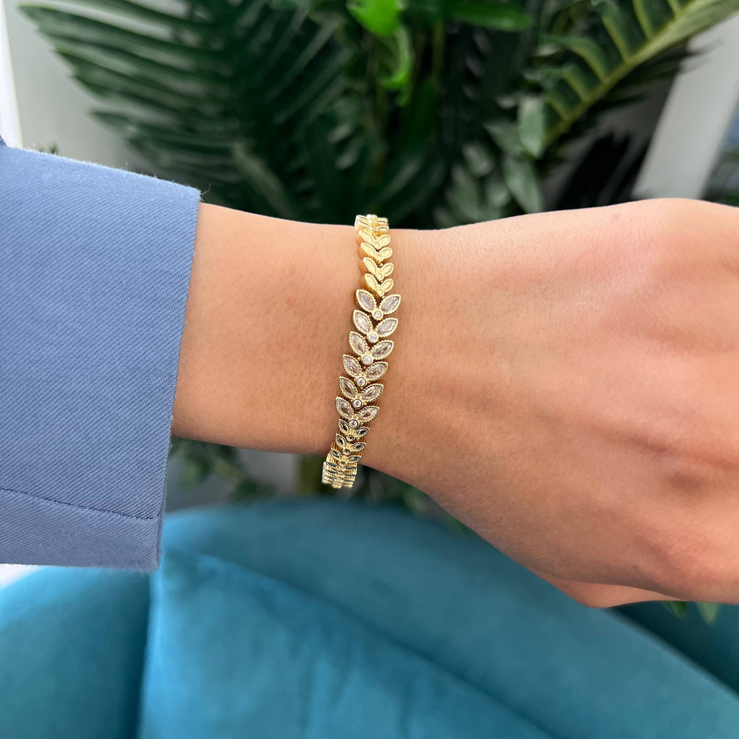 Strass “Golden Leaf” 18K Gold-Plated Bracelet 🌿✨