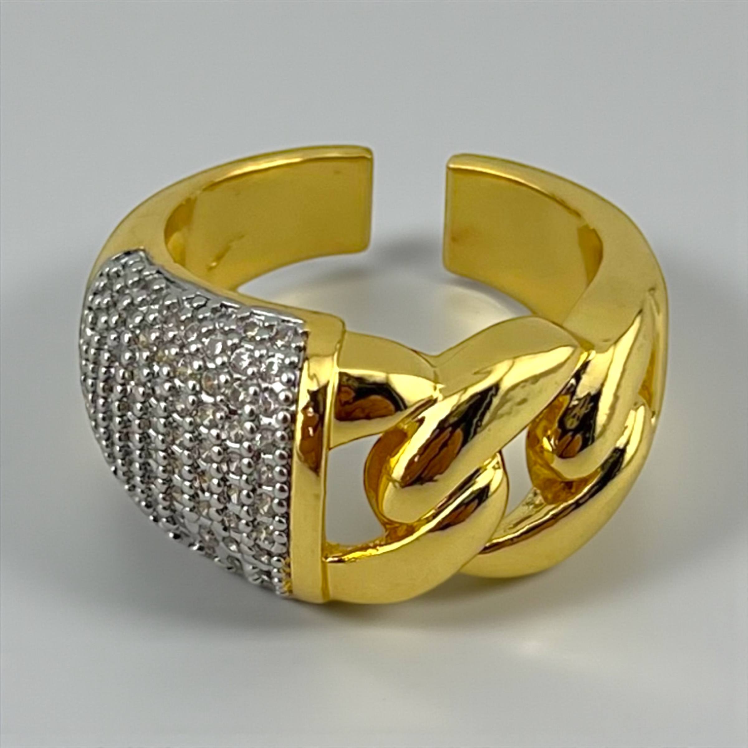 “Golden Link Luxe Ring” – Diamond Shine Edition ✨