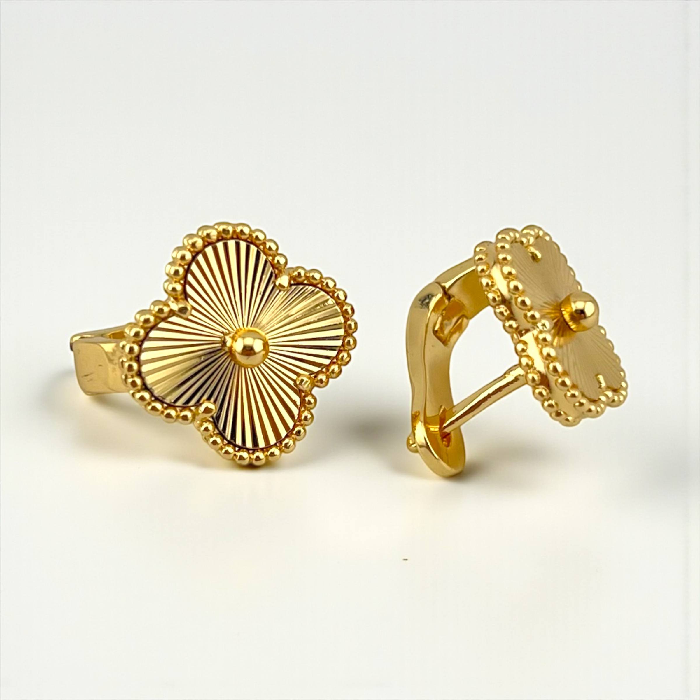 Vancleef vip tara Textured Clover hoops Earrings – Vintage Gold Charm ✨