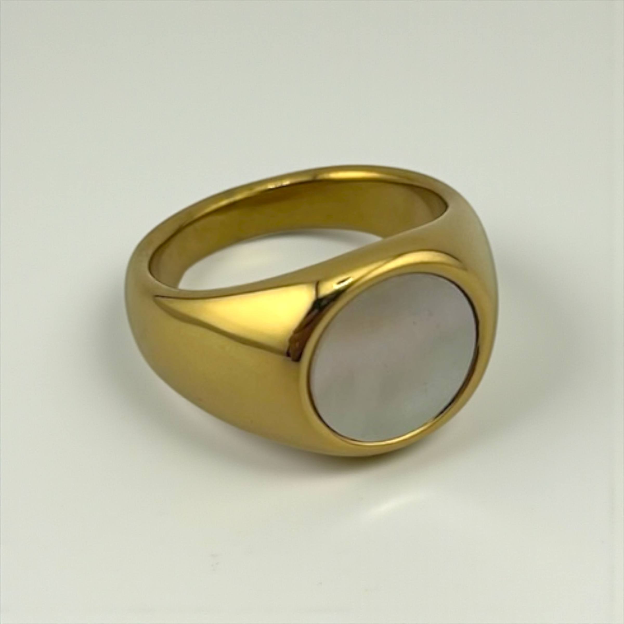 Classic Round Signet Ring – Gold