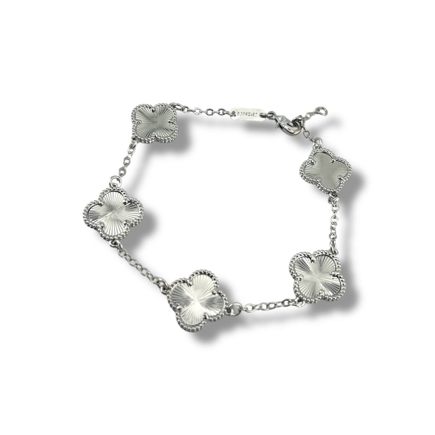 🌟 Golden Clover Link Bracelet – Elegance in Bloom ✨