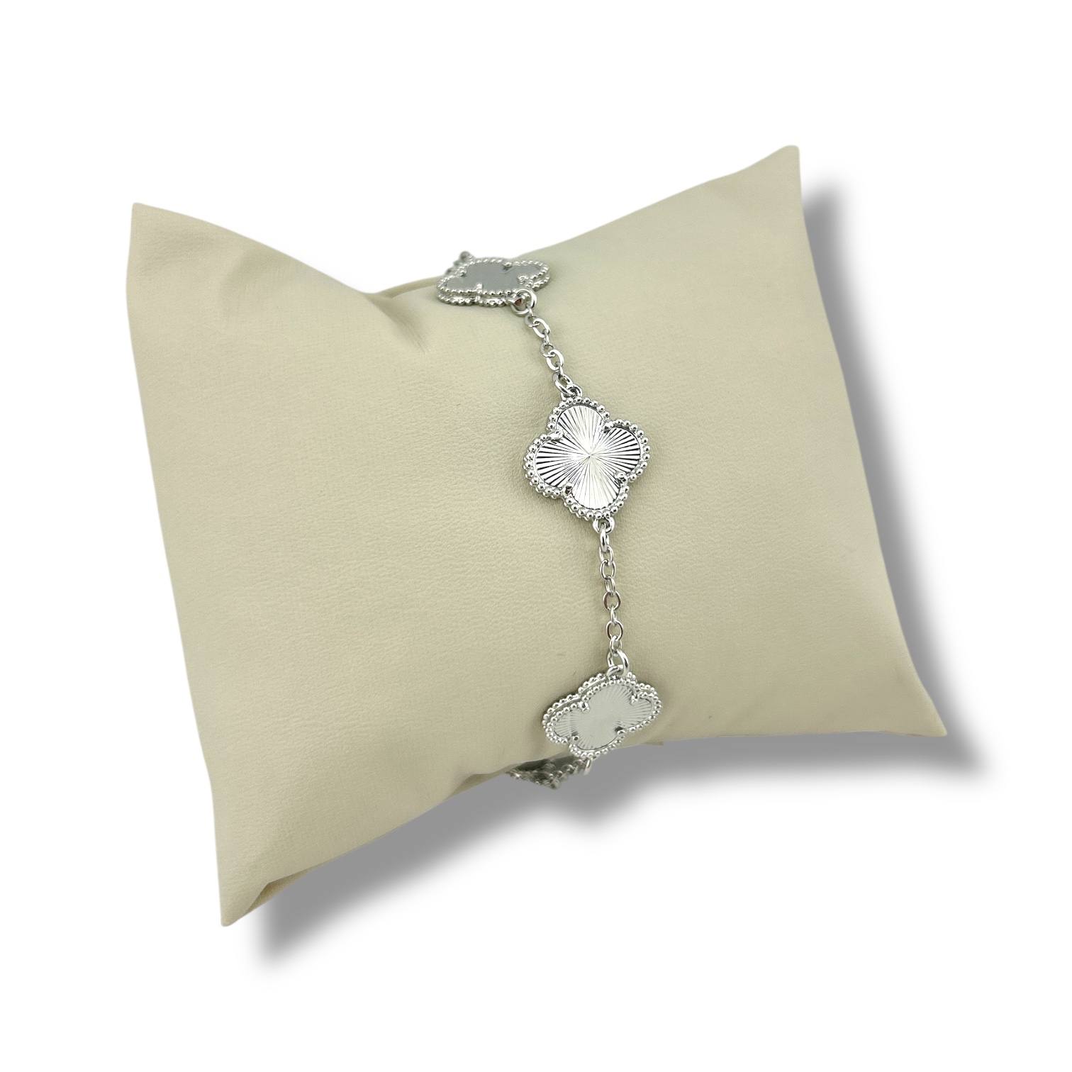 🌟 Golden Clover Link Bracelet – Elegance in Bloom ✨